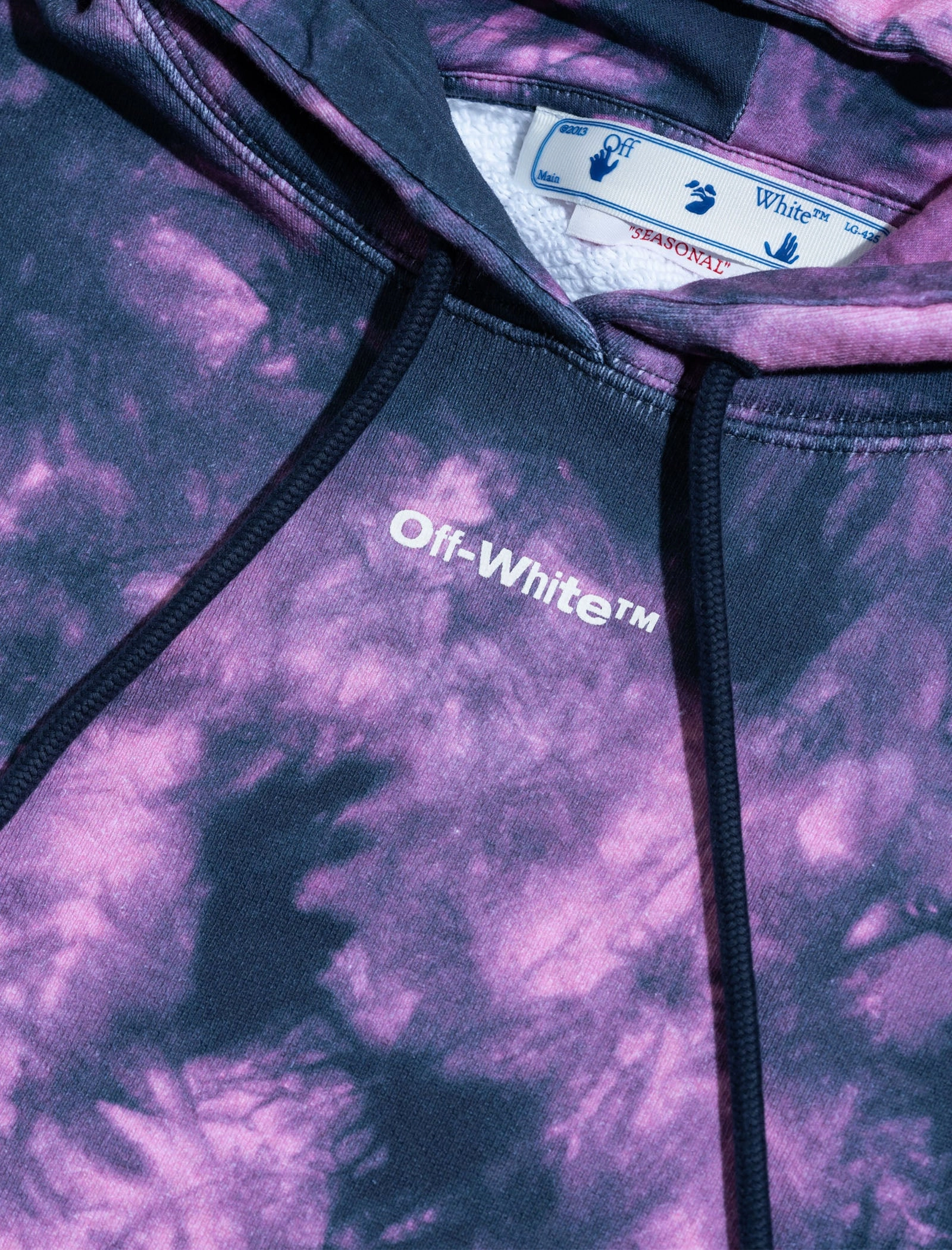 WOMEN'S TIE DYE ARROW HOODIE